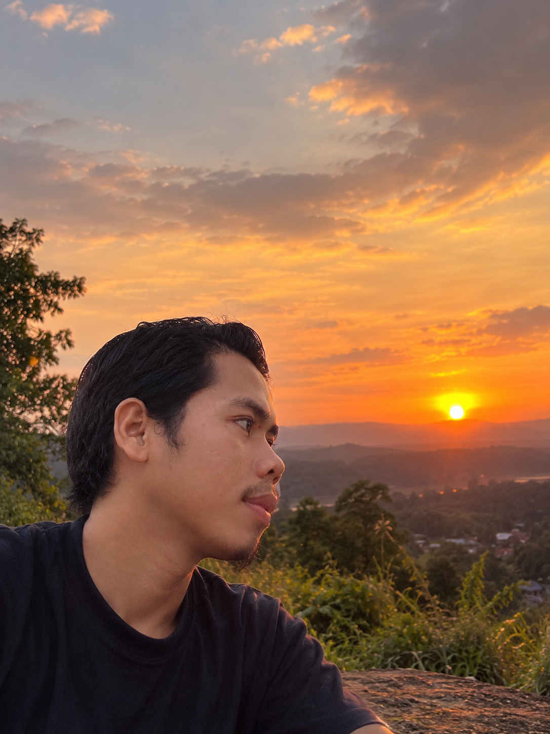 Terkadang, kita hanya perlu berhenti sejenak, menikmati indahnya langit senja, dan mensyukuri setiap perjalan…
