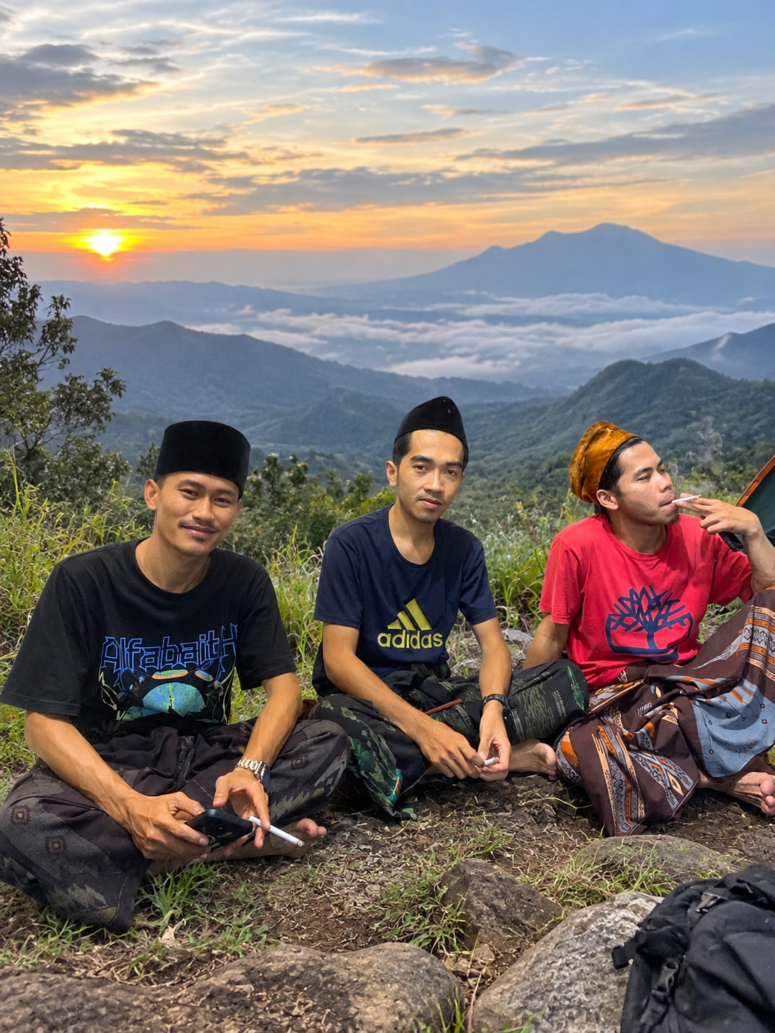 Yang lain itu pake celana, yah kitamah sarungan sama pecian aja 😁 #gunung #puncak #estetik #fypp #suxvo #pos…